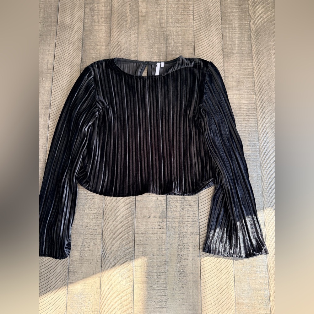 ⭐ Good Luck Girl Black Ribbed Velour Cropped Long Sleeve Top – Size Large